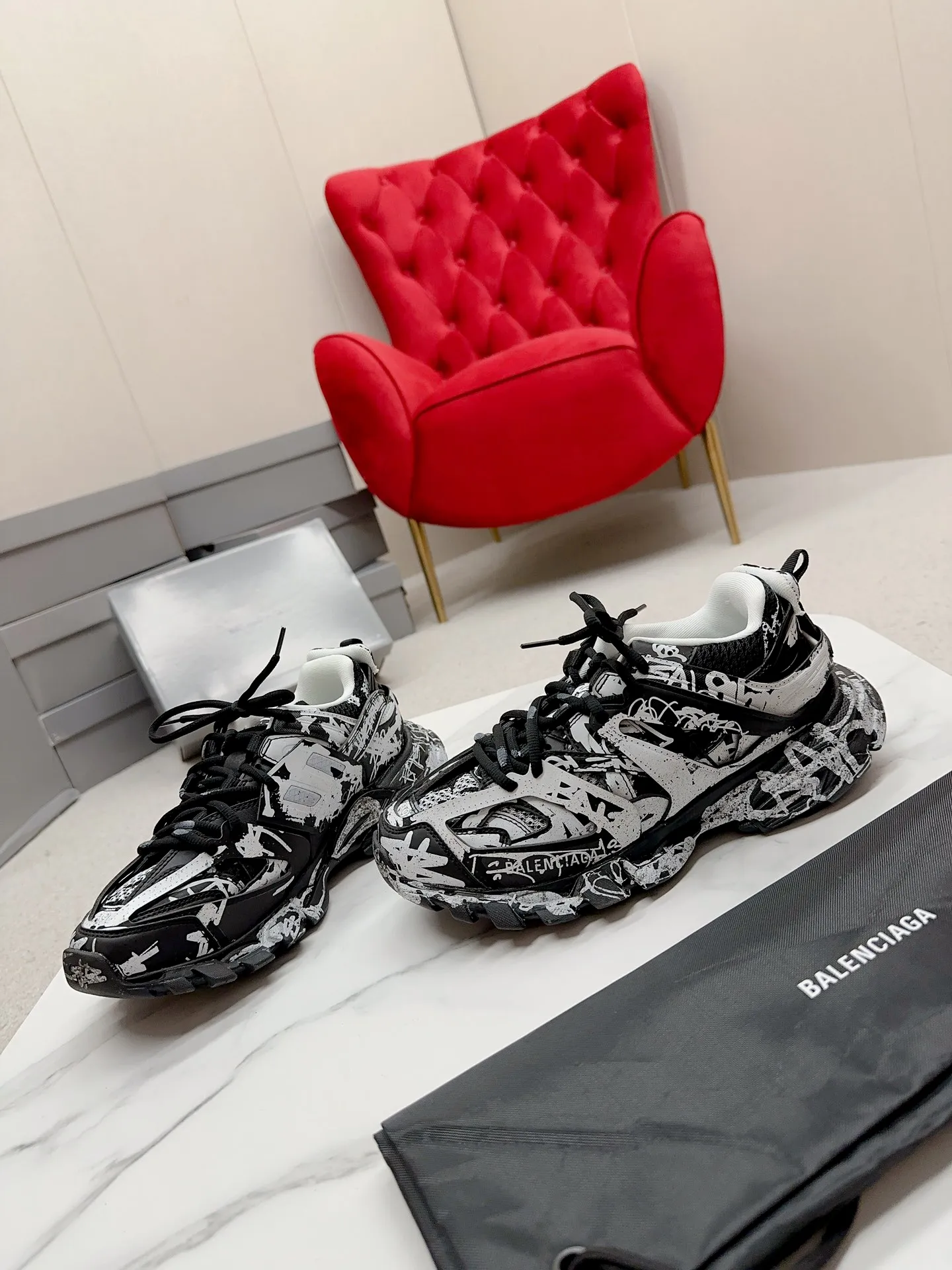 👟👟Ex-factory price 980👟👟 Men's size +10 𝐁𝐚𝐥𝐞𝐧𝐜𝐢𝐚𝐠𝐚|||𝐭𝐫𝐚𝗰𝐤 series 𝟑.𝟎Three generations of sports dad shoes‼ ️ [Top high-end quality from Dongguan Factory] Balenciaga dad shoes ~ super fashionable ~ full and three-dimensional shoes ~ amazing lines ~ very soft and light on the feet ~ super comfortable ~ versatile for commuting ~ can be paired with mid-calf socks, bell bottoms, wide-leg pants, overalls, very high-end ~ very manly and handsome ~ suitable for spring, summer, autumn and winter all year round... ⇢✈ Upper: Exclusive 1:1 original molded custom imported technical fabric mesh + imported cloth + 3M reflective strips [composed of 108 sub-pieces] ⇢✈Inner lining: Breathable mesh ⇢✈Outsole: Exclusive 1:1 original molded PU+TPU+EVA+rubber, a total of 13 sets of grinding tool combinations ⚠️Difference in market currency ~ high-end quality is definitely different ⇢✈𝐒𝐈𝐙𝐄Females: 35, 36, 37, 38, 39, 40 ⇢✈𝐒𝐈𝐙𝐄Men: 39, 40, 41, 42, 43, 44, 45
